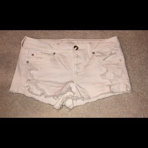white distressed american eagle shorts